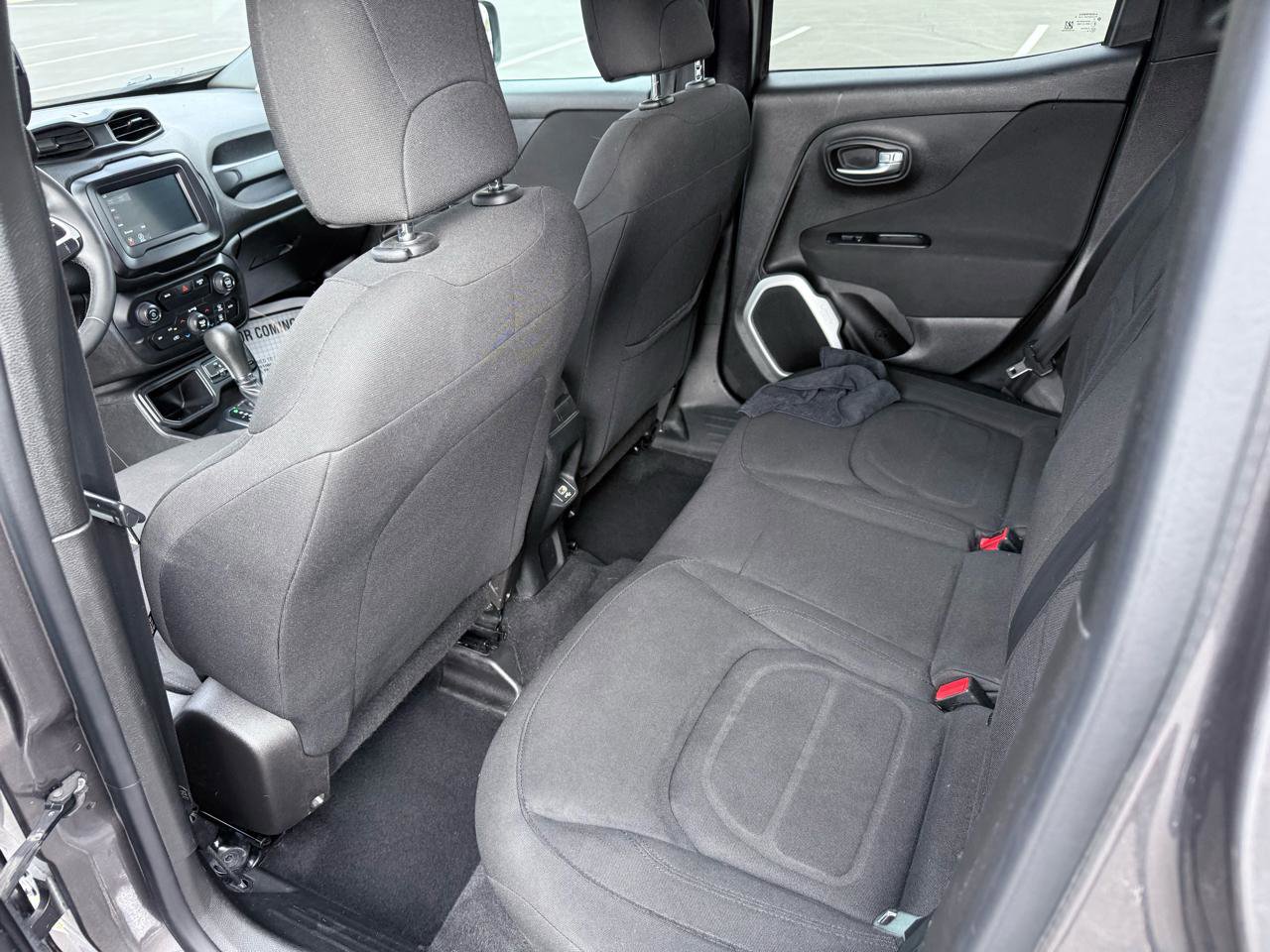 Used 2018 Jeep Renegade Latitude FWD image 10