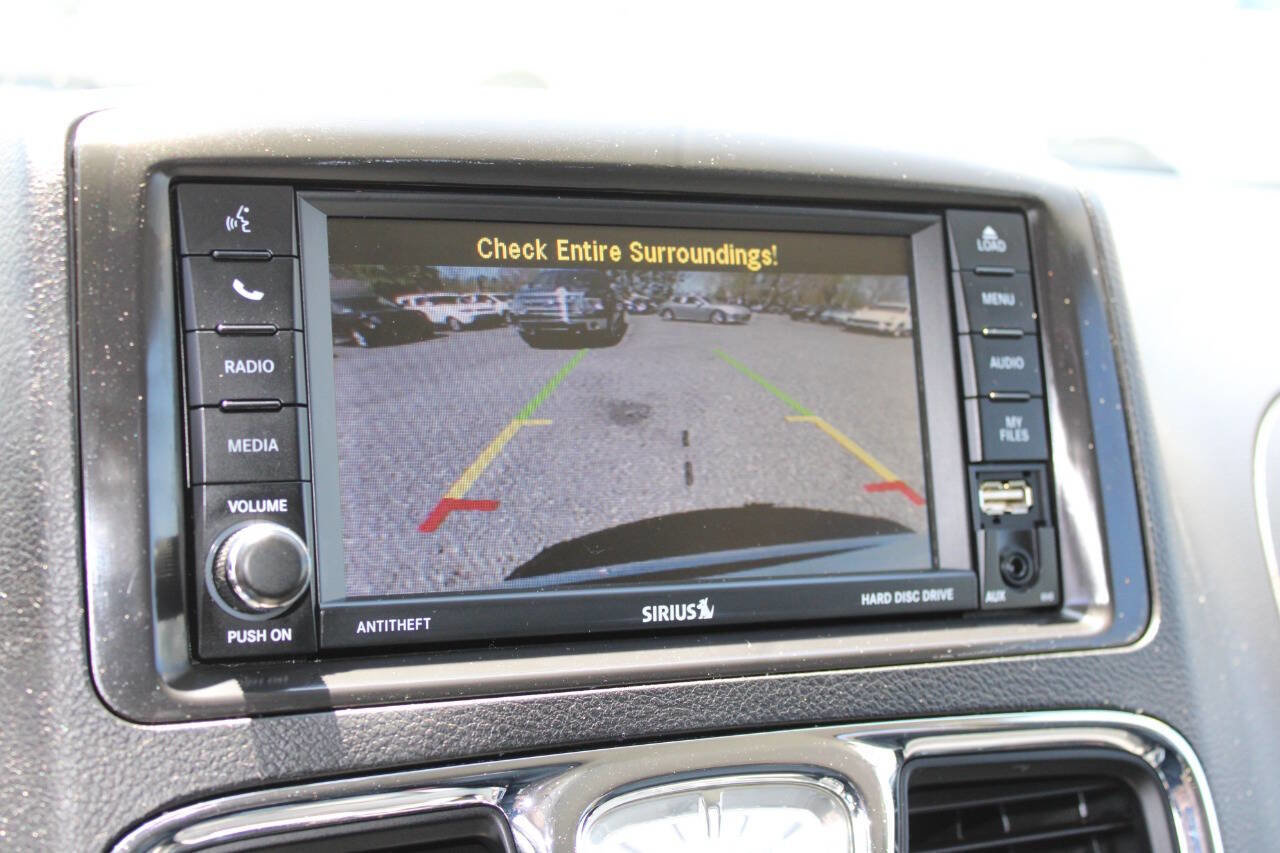 Used 2016 Chrysler Town & Country Touring FWD image 16