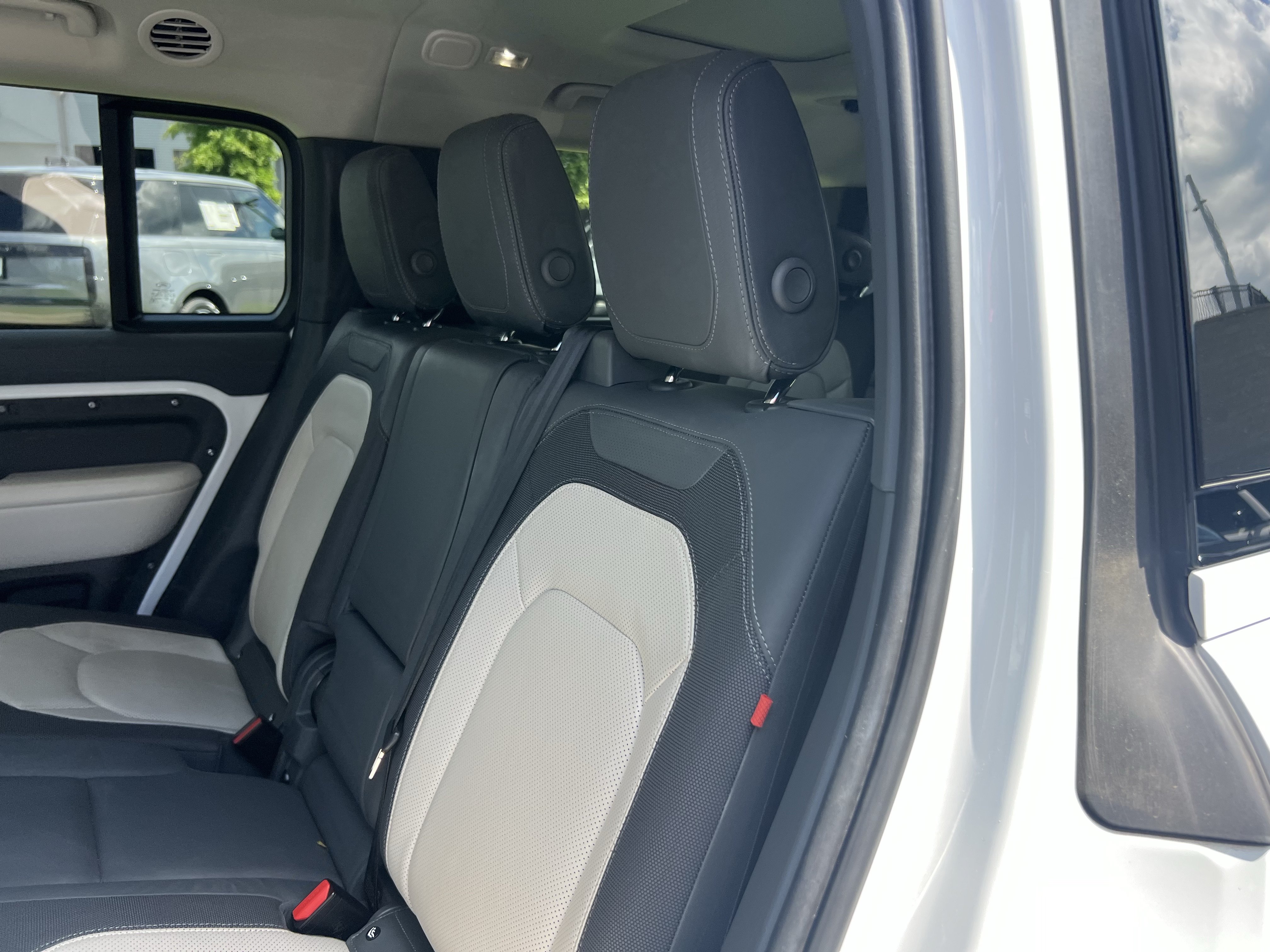 Certified 2024 Land Rover Defender 130 X-Dynamic SE AWD/4WD image 31