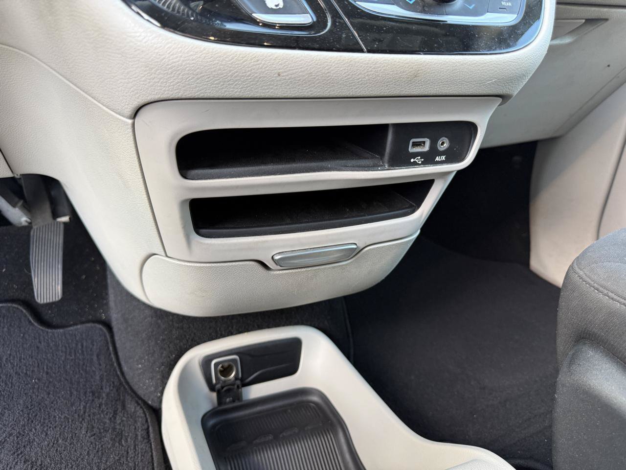 Used 2020 Chrysler Voyager LX w/ Cold Weather Group FWD image 18