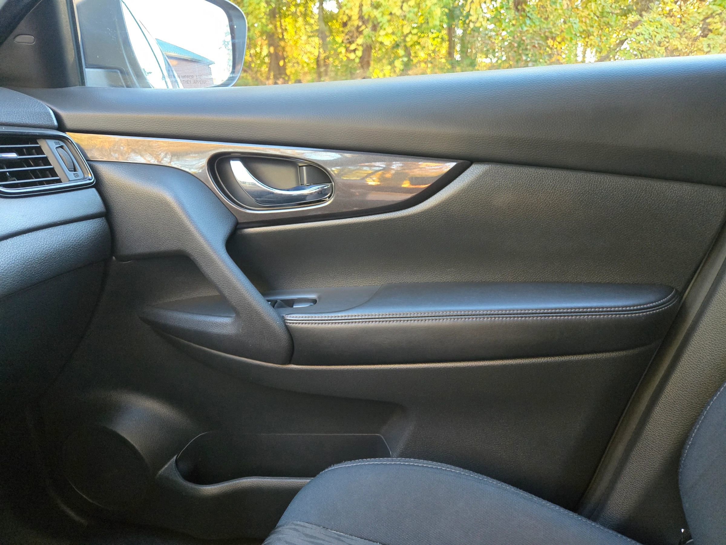 Used 2018 Nissan Rogue SV image 21