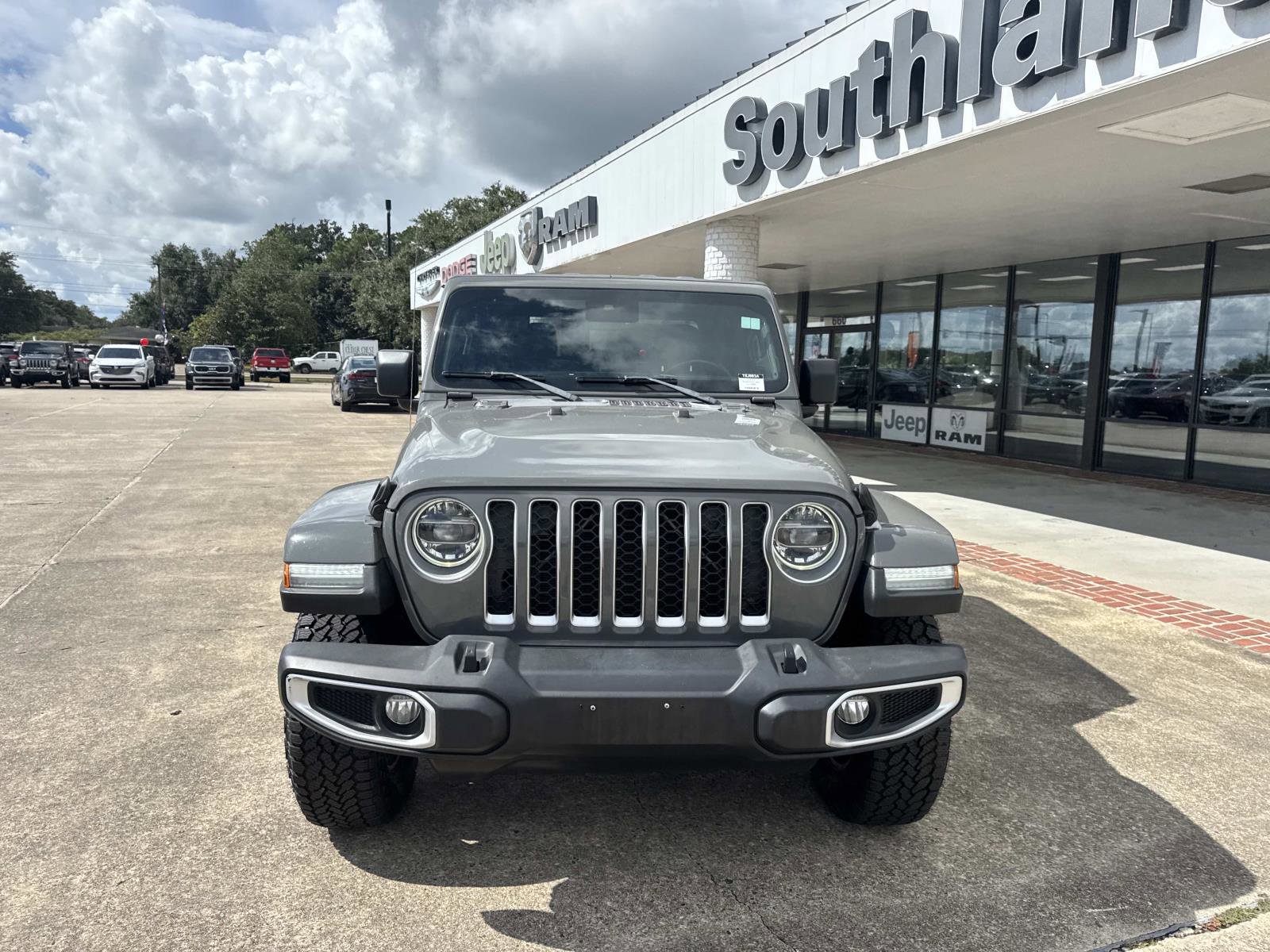 Used 2020 Jeep Gladiator Overland AWD/4WD image 2