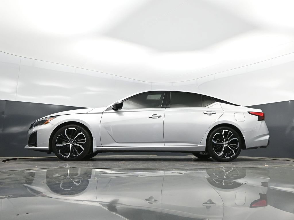 Used 2024 Nissan Altima 2.5 SR w/ SR Premium Package image 39