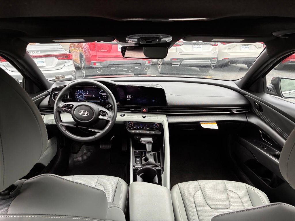 Used 2025 Hyundai Elantra Limited FWD image 12
