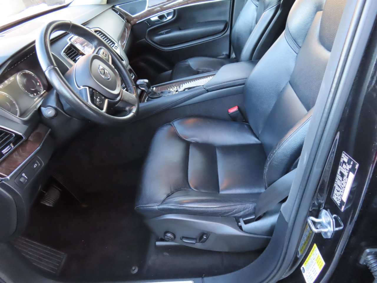 Used 2016 Volvo XC90 T6 Momentum w/ Momentum Plus Package image 9