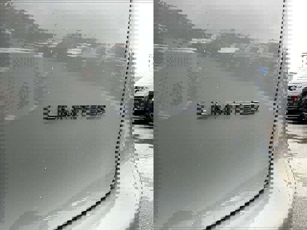 Used 2025 Chrysler Pacifica Limited FWD image 27