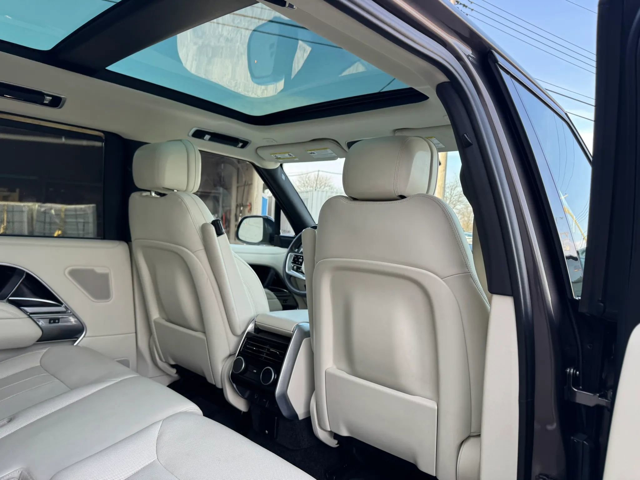 Used 2025 Land Rover Range Rover Long Wheelbase SE image 33