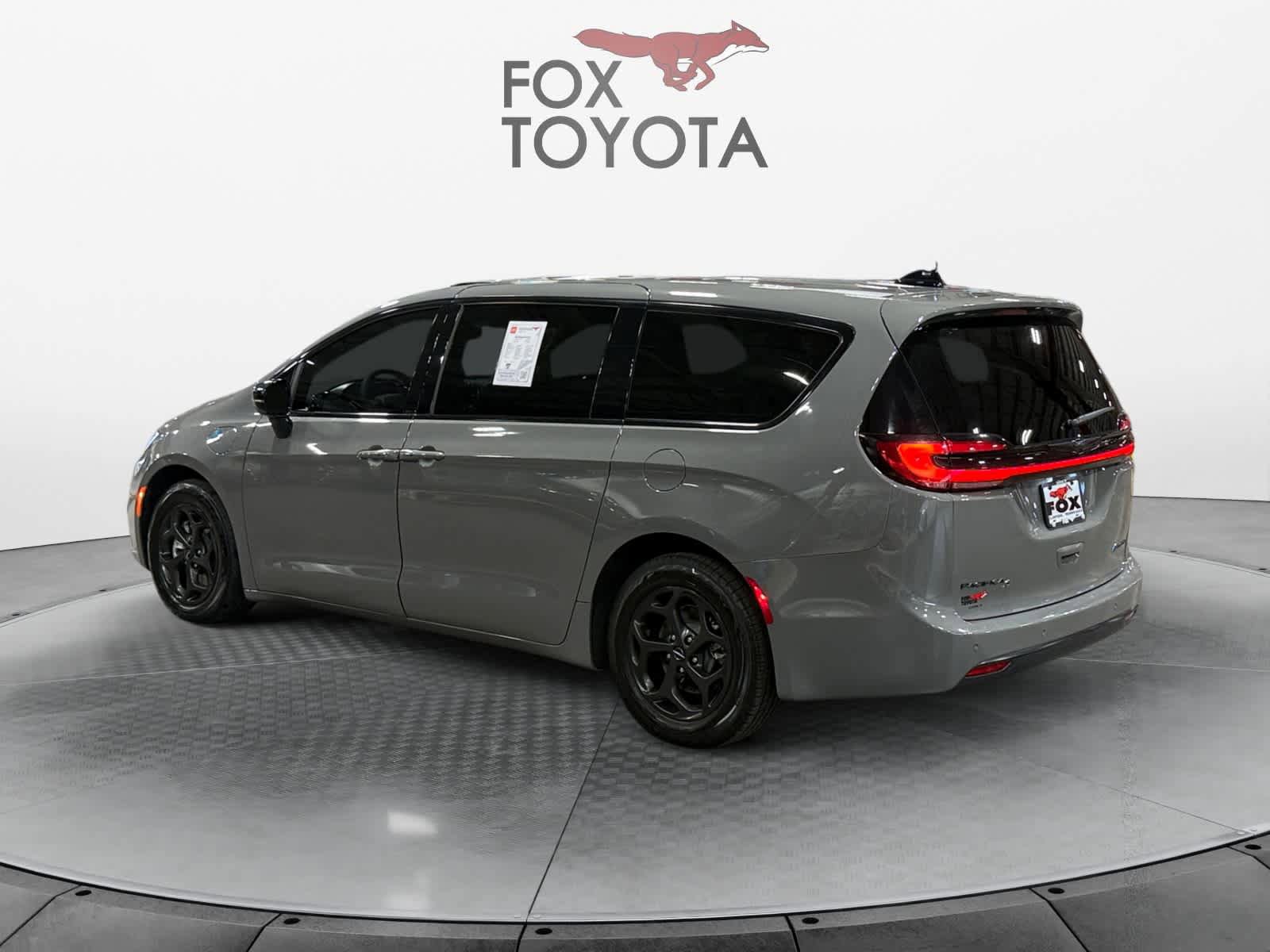 Used 2023 Chrysler Pacifica Limited w/ Uconnect Theater Family Group image 4