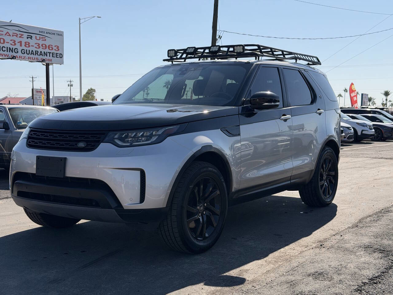 Used 2017 Land Rover Discovery SE image 2