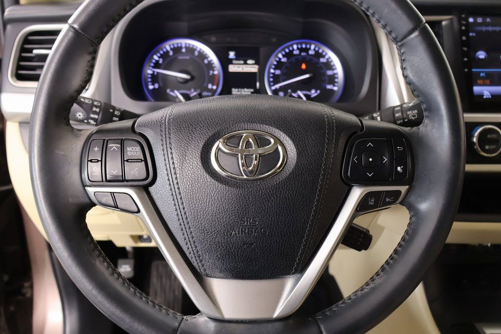 Used 2019 Toyota Highlander XLE image 3