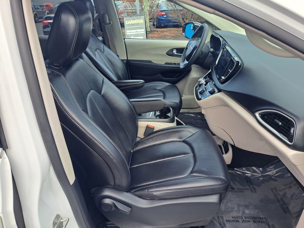 Used 2024 Chrysler Pacifica Touring-L image 23