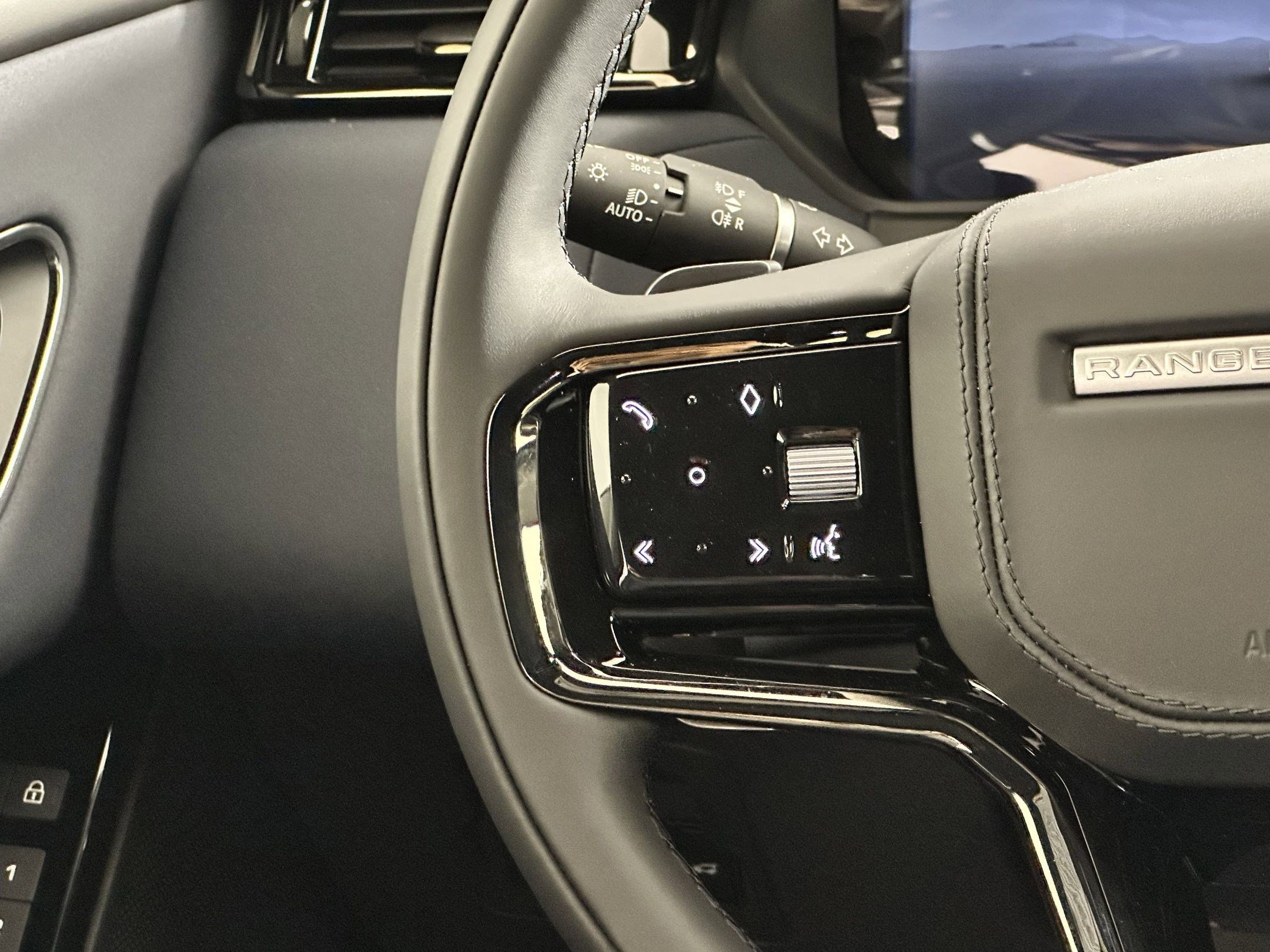 New 2026 Land Rover Range Rover Velar Dynamic SE image 15