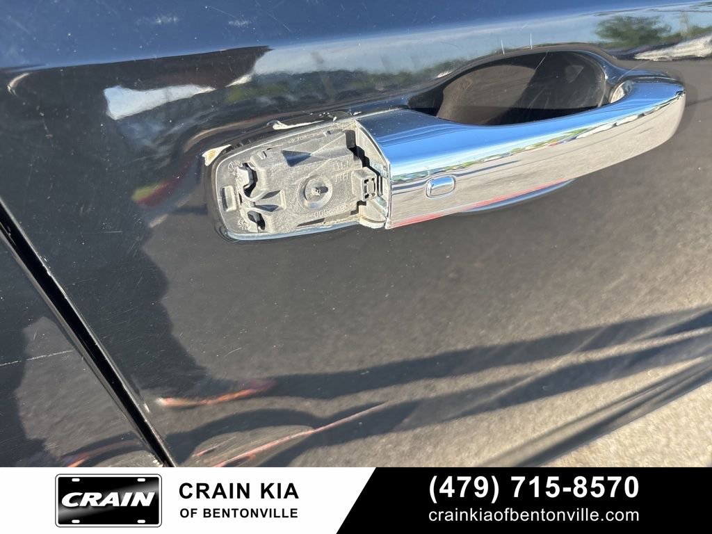 Used 2017 Chrysler 300 C image 16