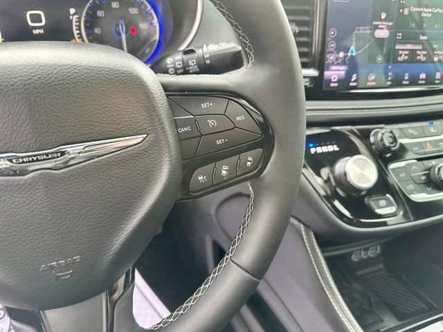Used 2025 Chrysler Pacifica Limited FWD image 32
