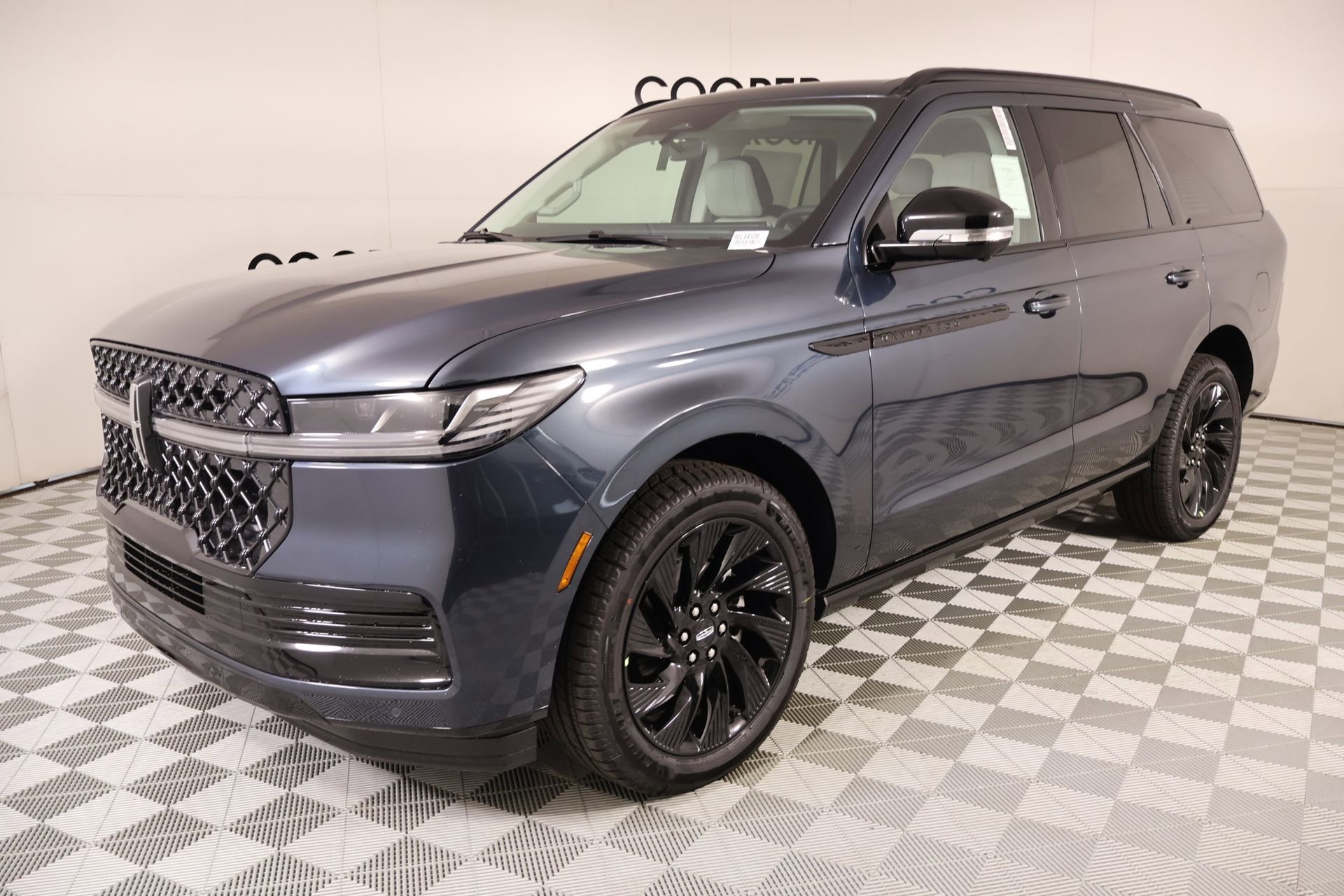 New 2026 Lincoln Navigator Reserve w/ Jet Appearance Package AWD/4WD image 10