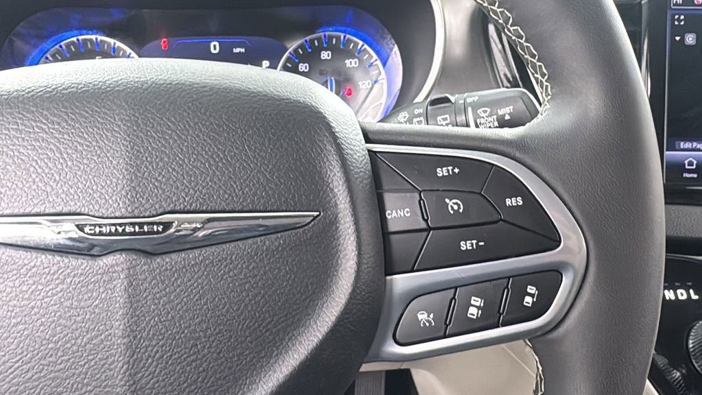 Used 2024 Chrysler Pacifica Touring-L FWD image 25
