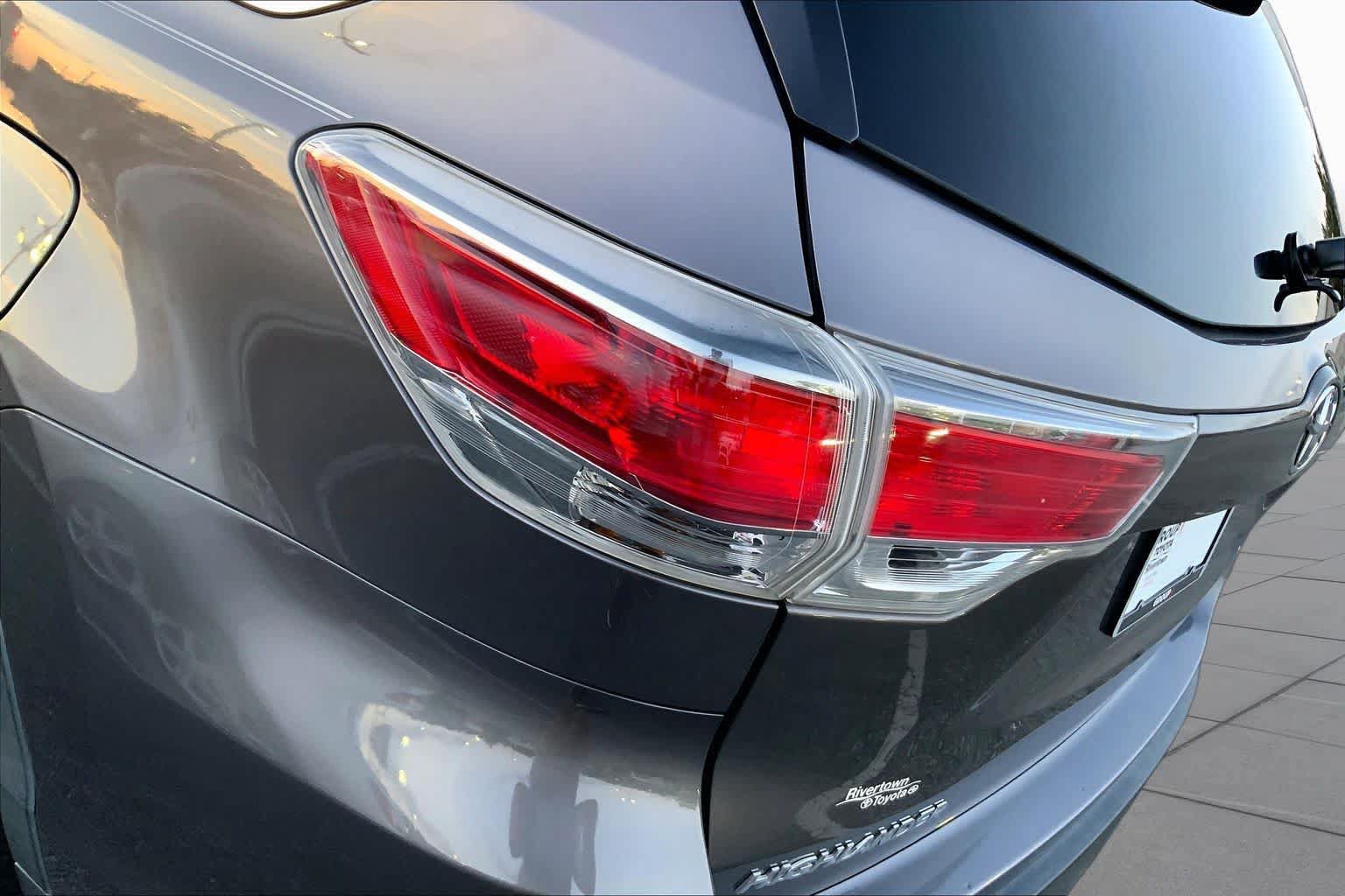 Used 2016 Toyota Highlander XLE FWD image 27