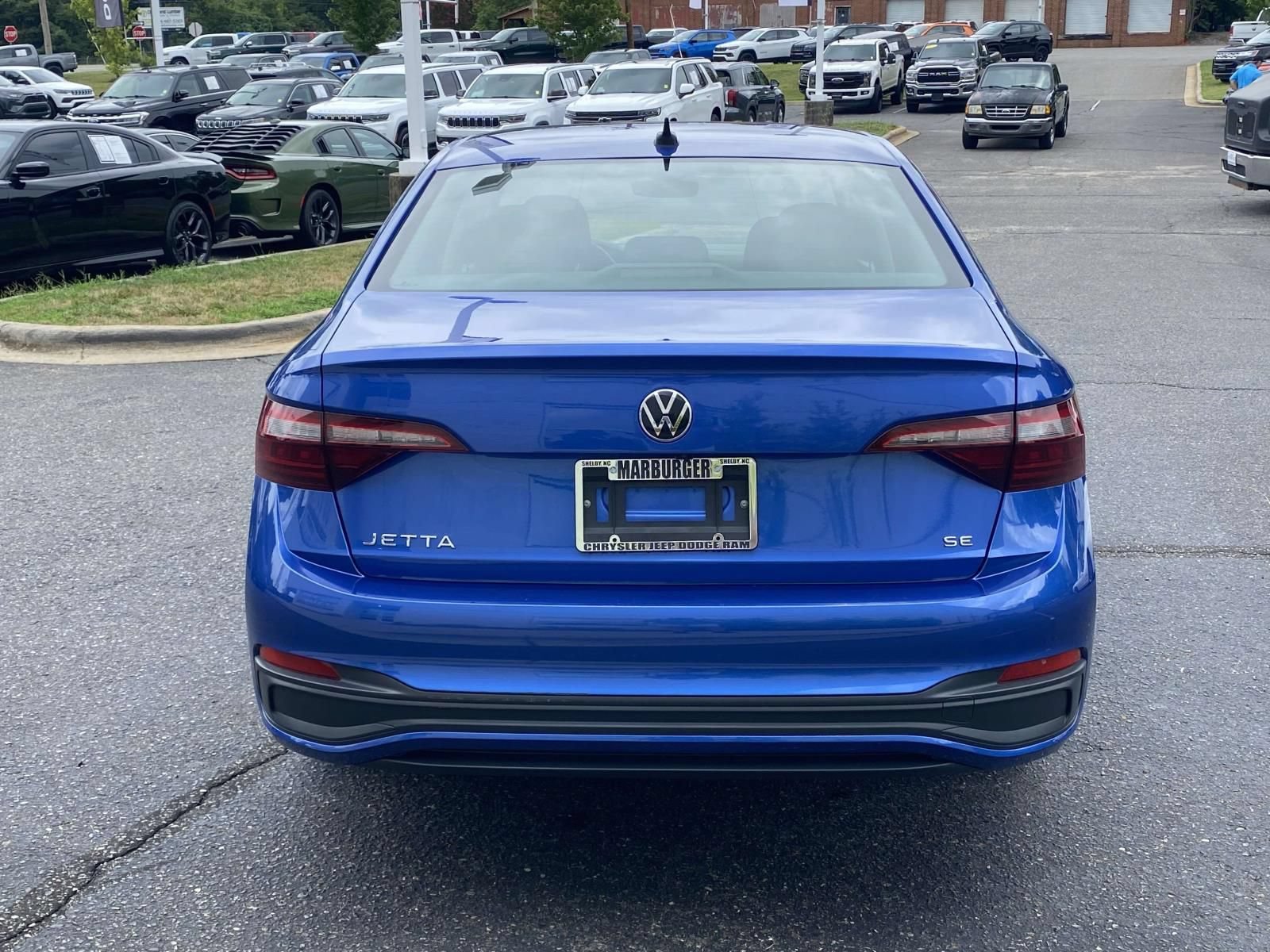 Used 2024 Volkswagen Jetta SE FWD image 6