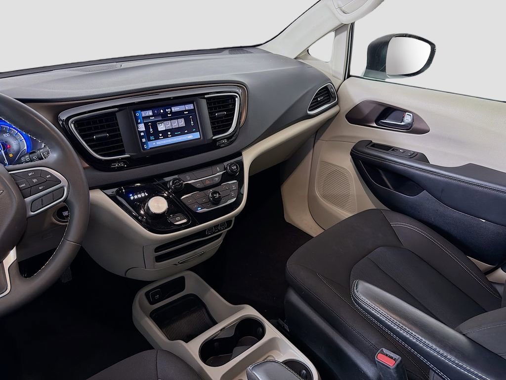 Used 2023 Chrysler Voyager LX image 25