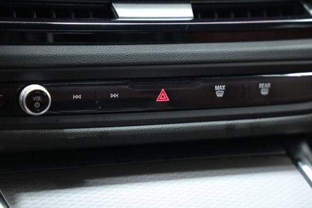 Used 2025 BMW 330i Sedan w/ M Sport Package image 23