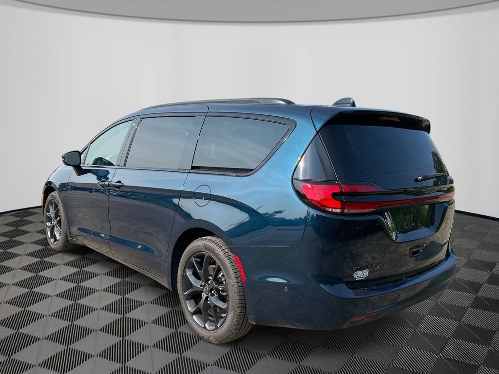 Used 2025 Chrysler Pacifica Limited FWD image 3