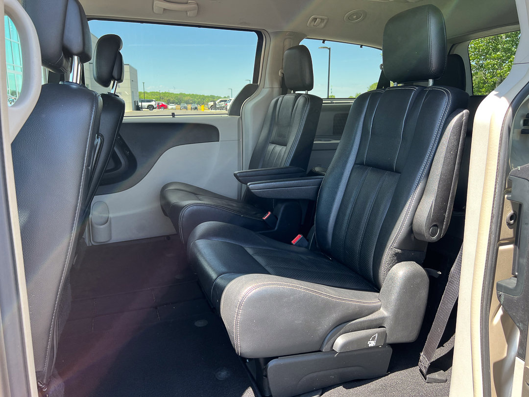 Used 2013 Chrysler Town & Country Touring-L w/ Driver Convenience Group FWD image 28