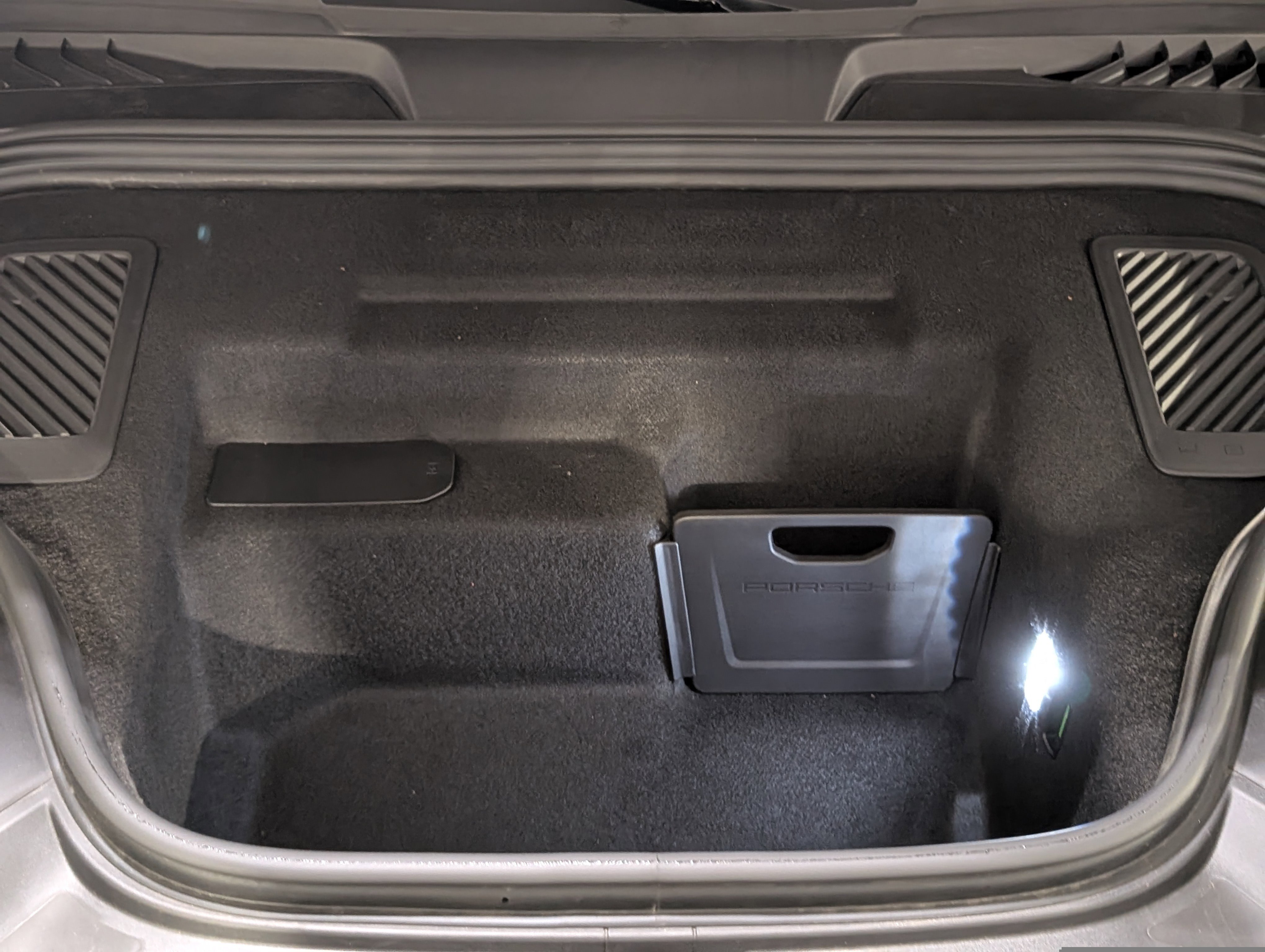 Certified 2025 Porsche Macan Electric image 23