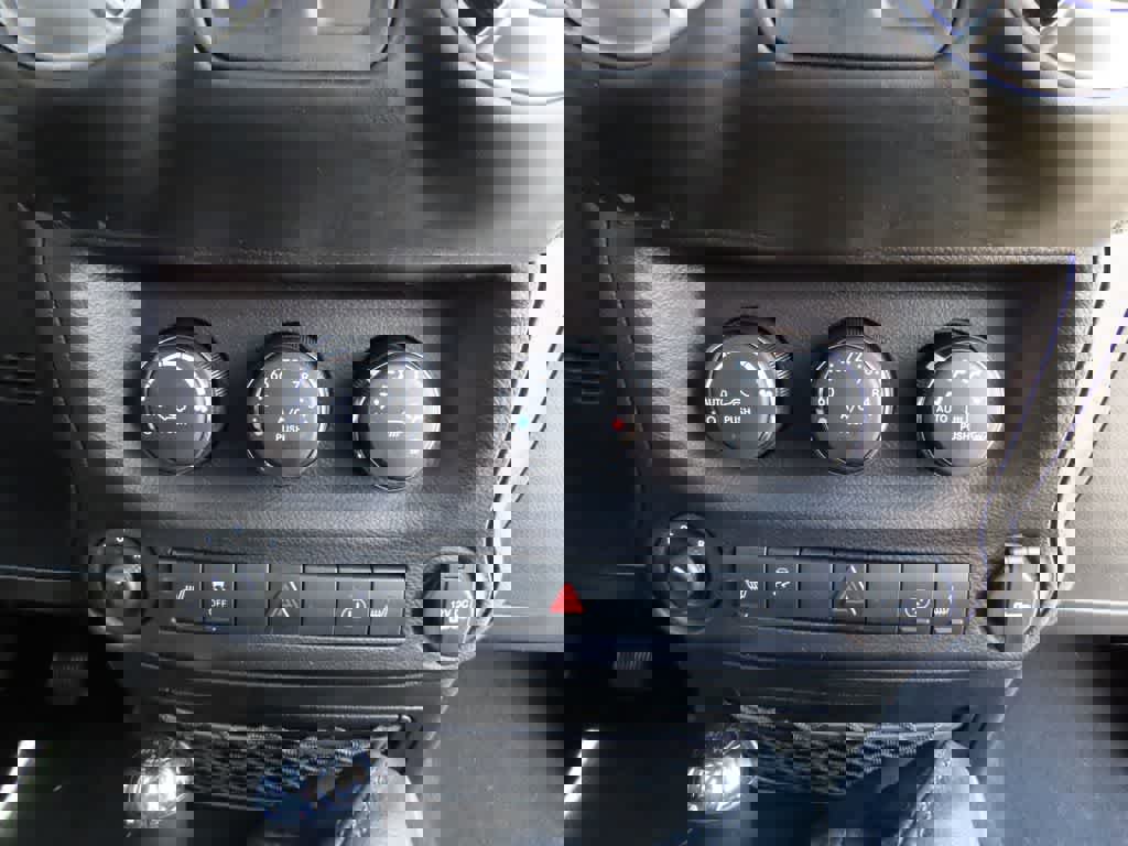 Used 2015 Jeep Wrangler Rubicon w/ Power Convenience Group image 18