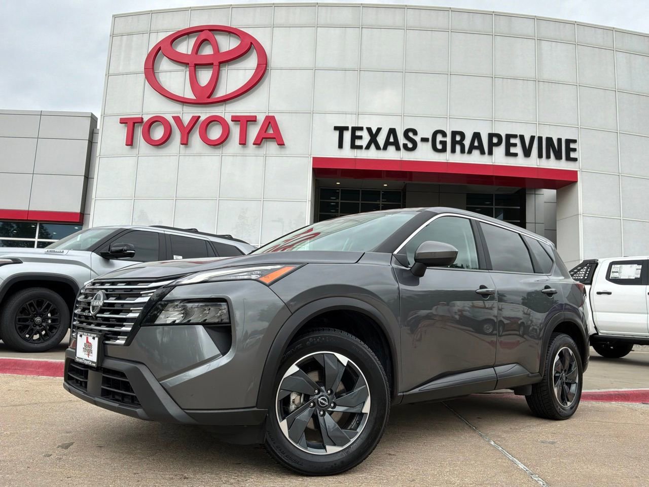 Used 2025 Nissan Rogue SV image 2