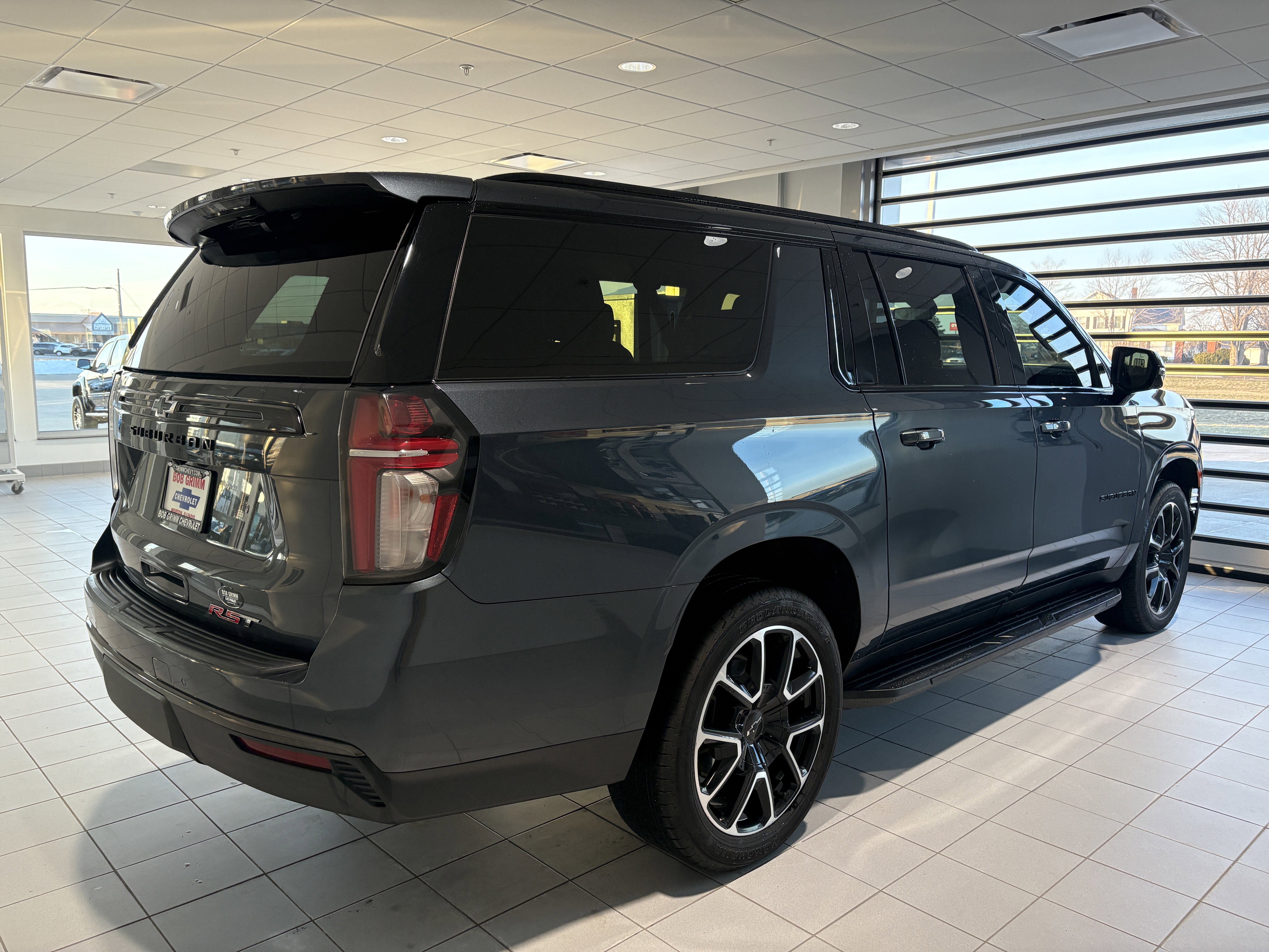 Used 2021 Chevrolet Suburban RST w/ Luxury Package image 7