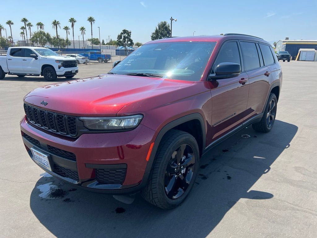 Used 2023 Jeep Grand Cherokee L Laredo AWD/4WD image 2