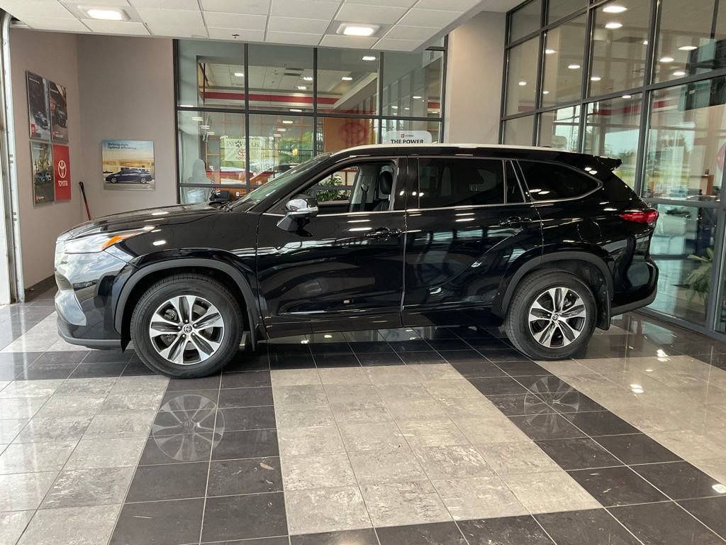 Used 2022 Toyota Highlander XLE AWD/4WD image 3