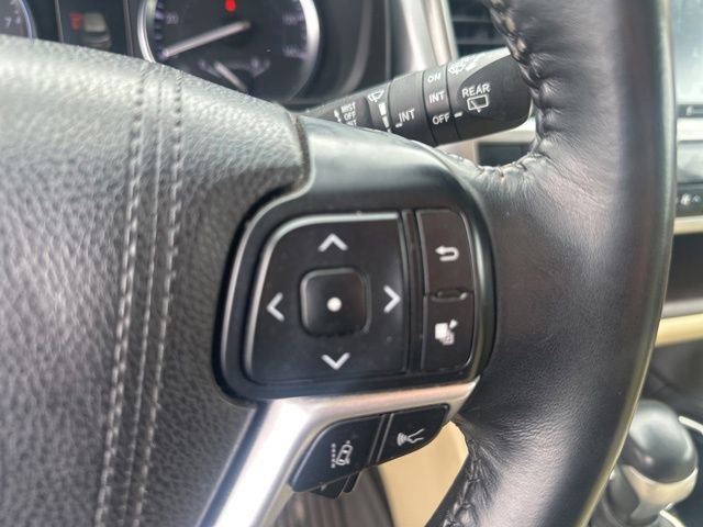 Used 2017 Toyota Highlander Limited AWD/4WD image 6