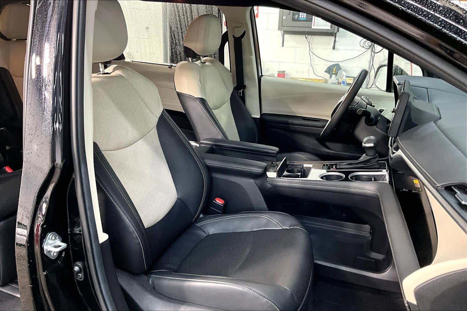 Used 2025 Toyota Sienna Platinum AWD/4WD image 9