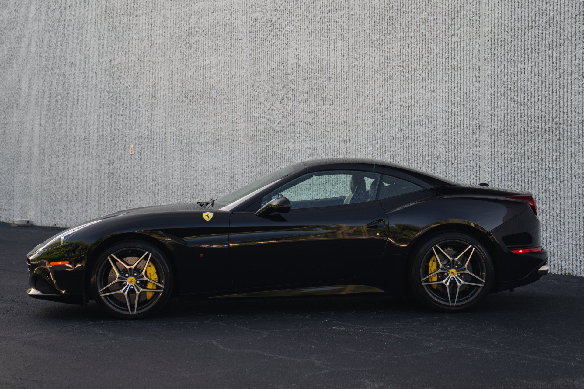 Used 2017 Ferrari California T RWD image 9