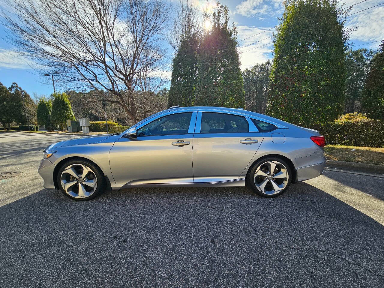 Used 2019 Honda Accord Touring image 2