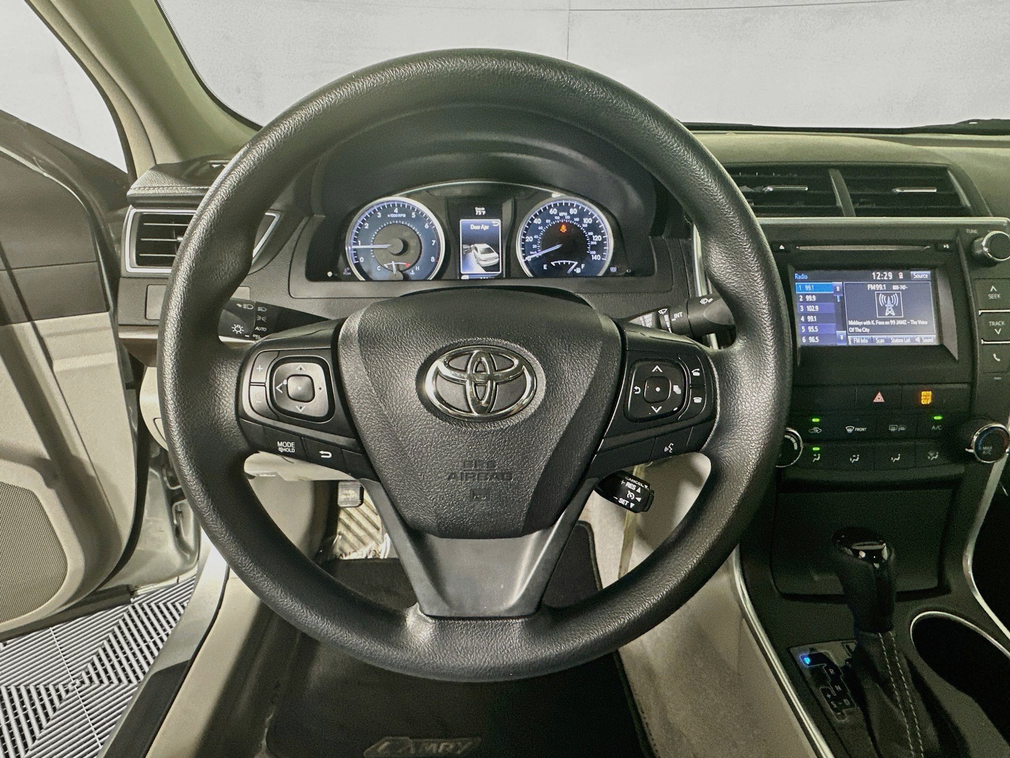 Used 2017 Toyota Camry LE FWD image 15