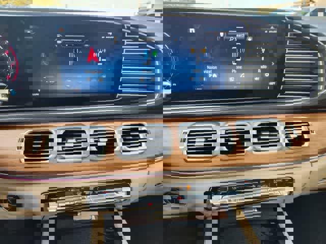 Used 2024 Mercedes-Benz GLE 450 4MATIC image 16