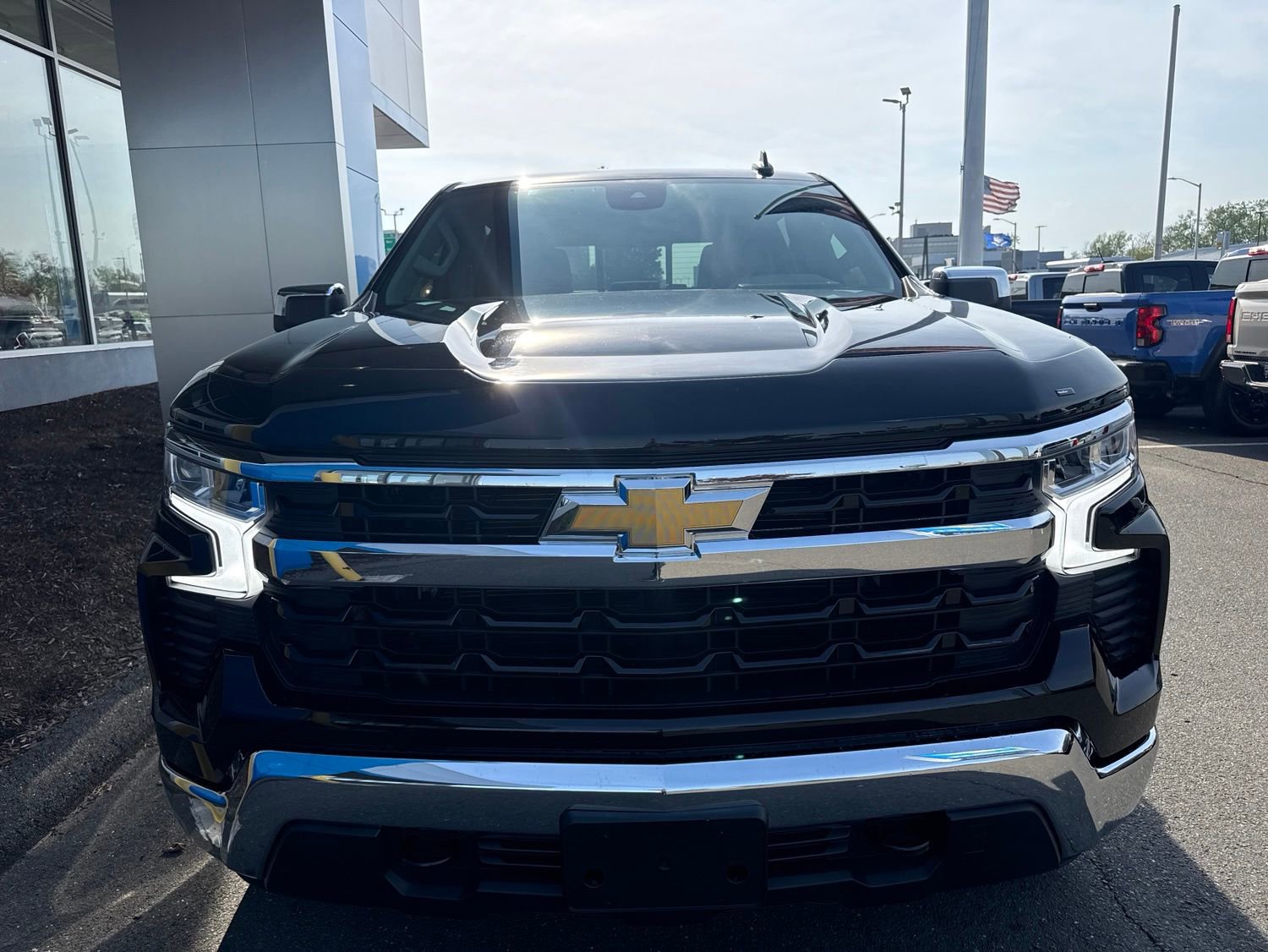 Used 2025 Chevrolet Silverado 1500 LT w/ Convenience Package II AWD/4WD image 3