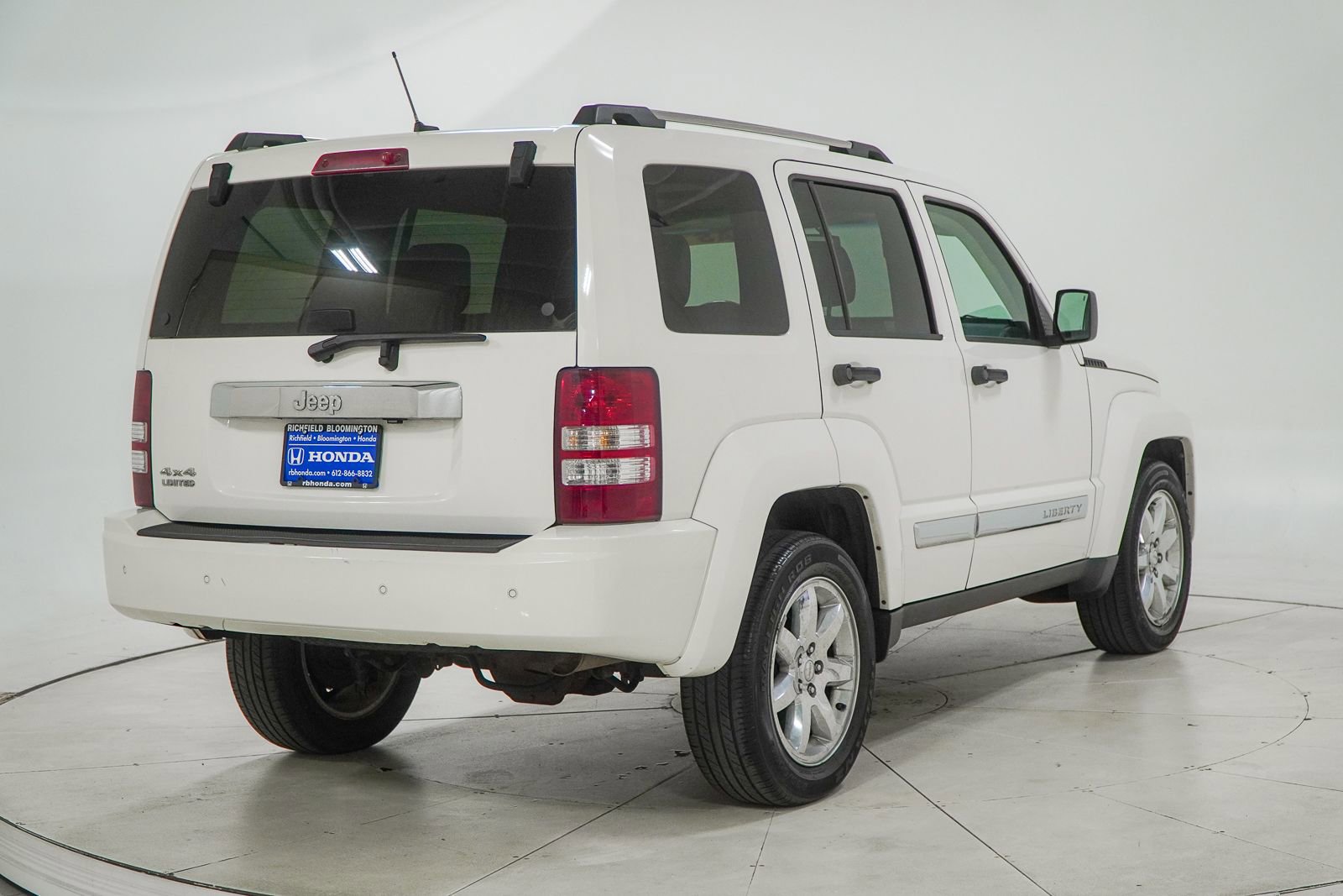 Used 2010 Jeep Liberty Limited w/ Tire & Wheel Group AWD/4WD image 10