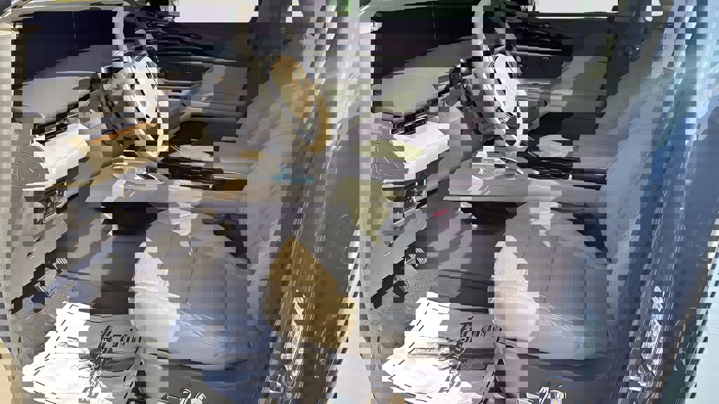 Used 2025 Lincoln Nautilus Reserve image 13