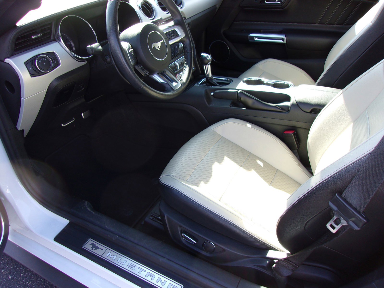 Used 2017 Ford Mustang Premium RWD image 9