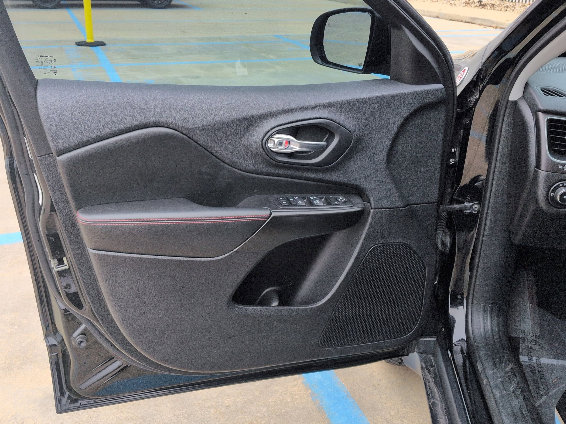 Used 2019 Jeep Cherokee Trailhawk w/ Comfort/Convenience Group image 12