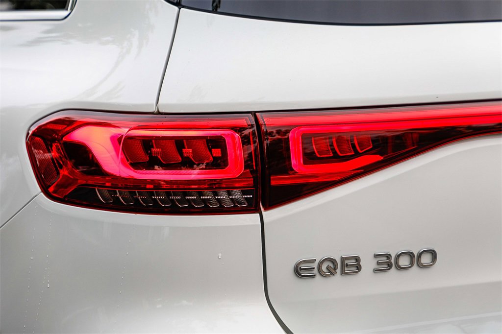 Used 2022 Mercedes-Benz EQB 300 4MATIC image 8