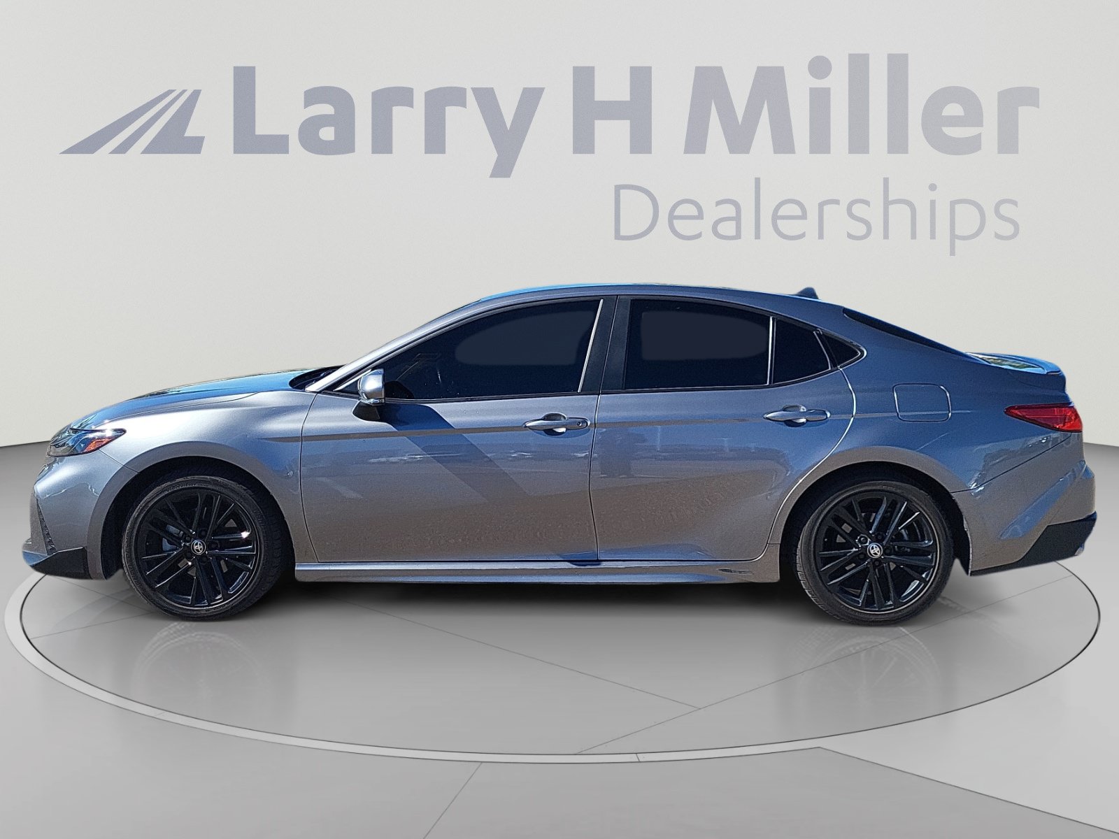 Used 2025 Toyota Camry SE FWD image 2