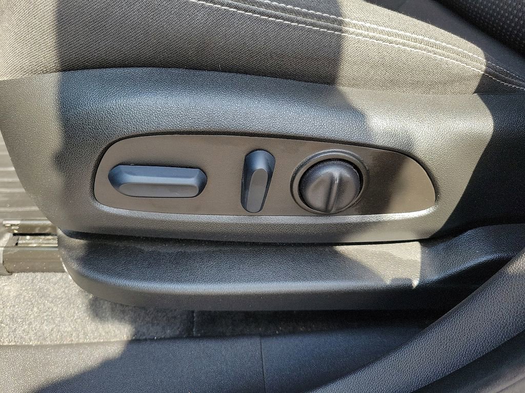 Used 2023 GMC Terrain SLE w/ Driver Convenience Package image 11