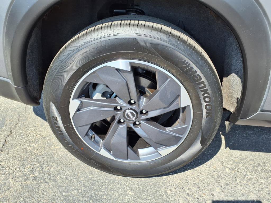 Used 2024 Nissan Rogue SV image 9