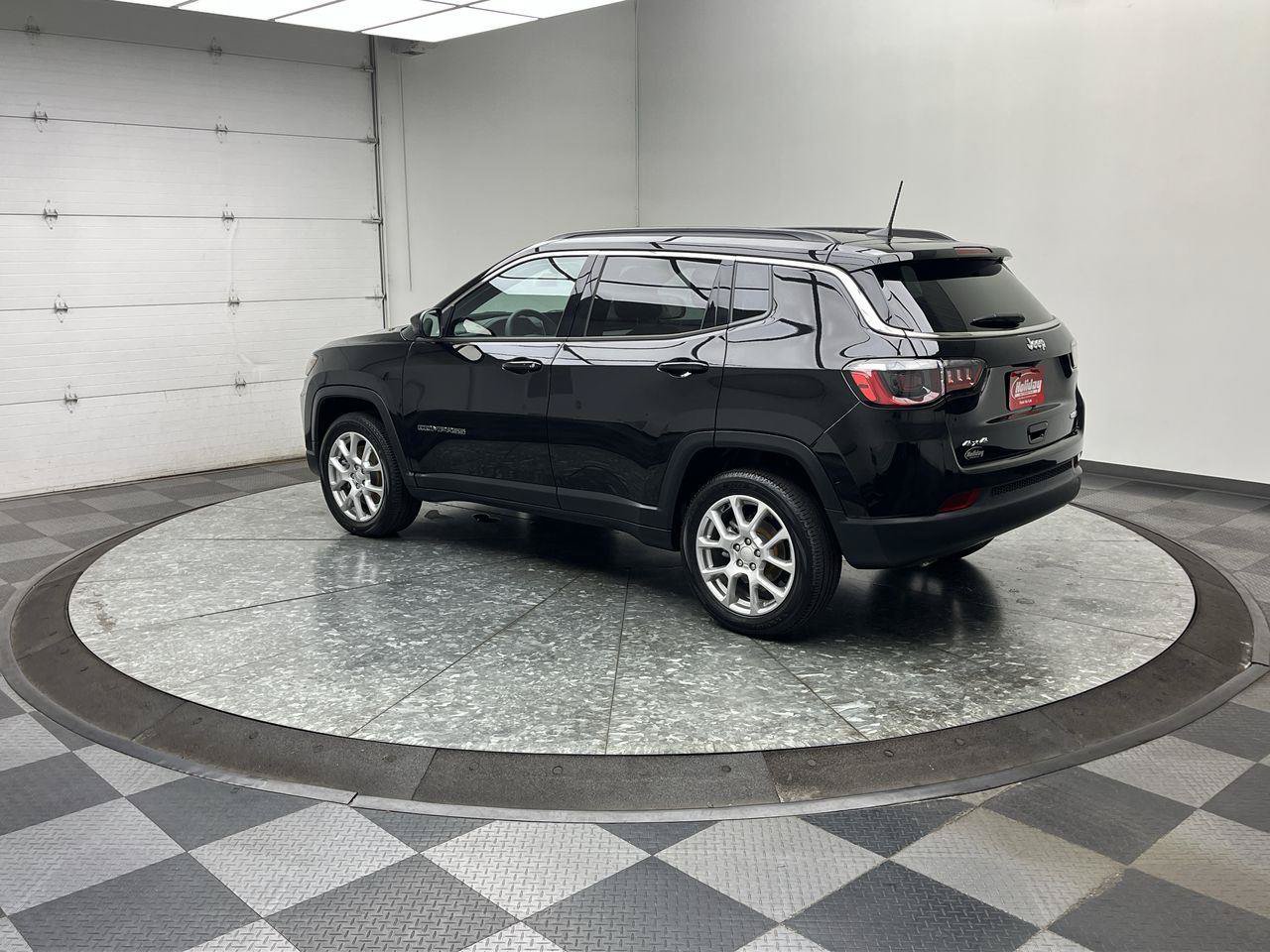 Used 2023 Jeep Compass Latitude AWD/4WD image 2