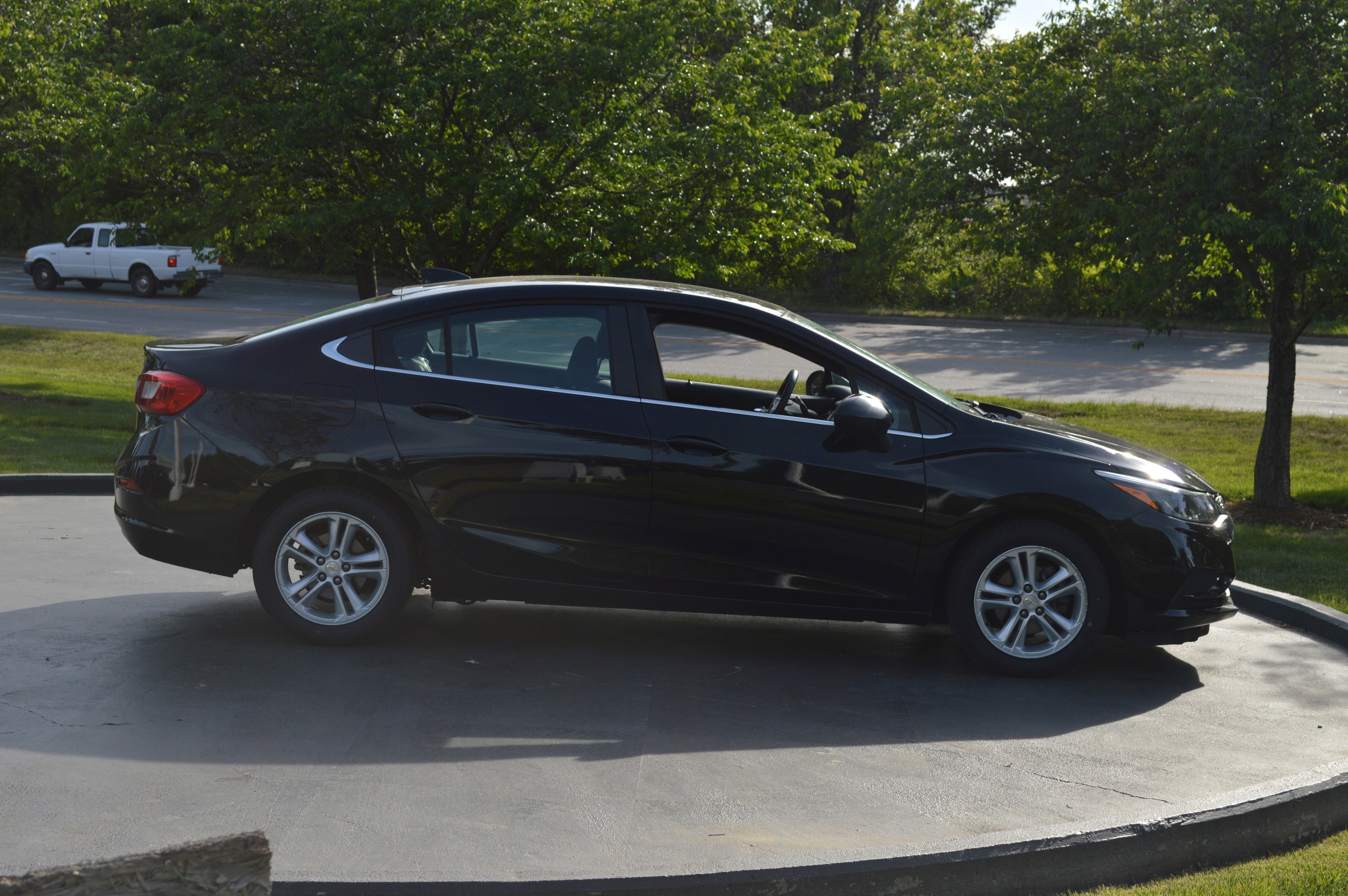 Used 2017 Chevrolet Cruze LT FWD image 12