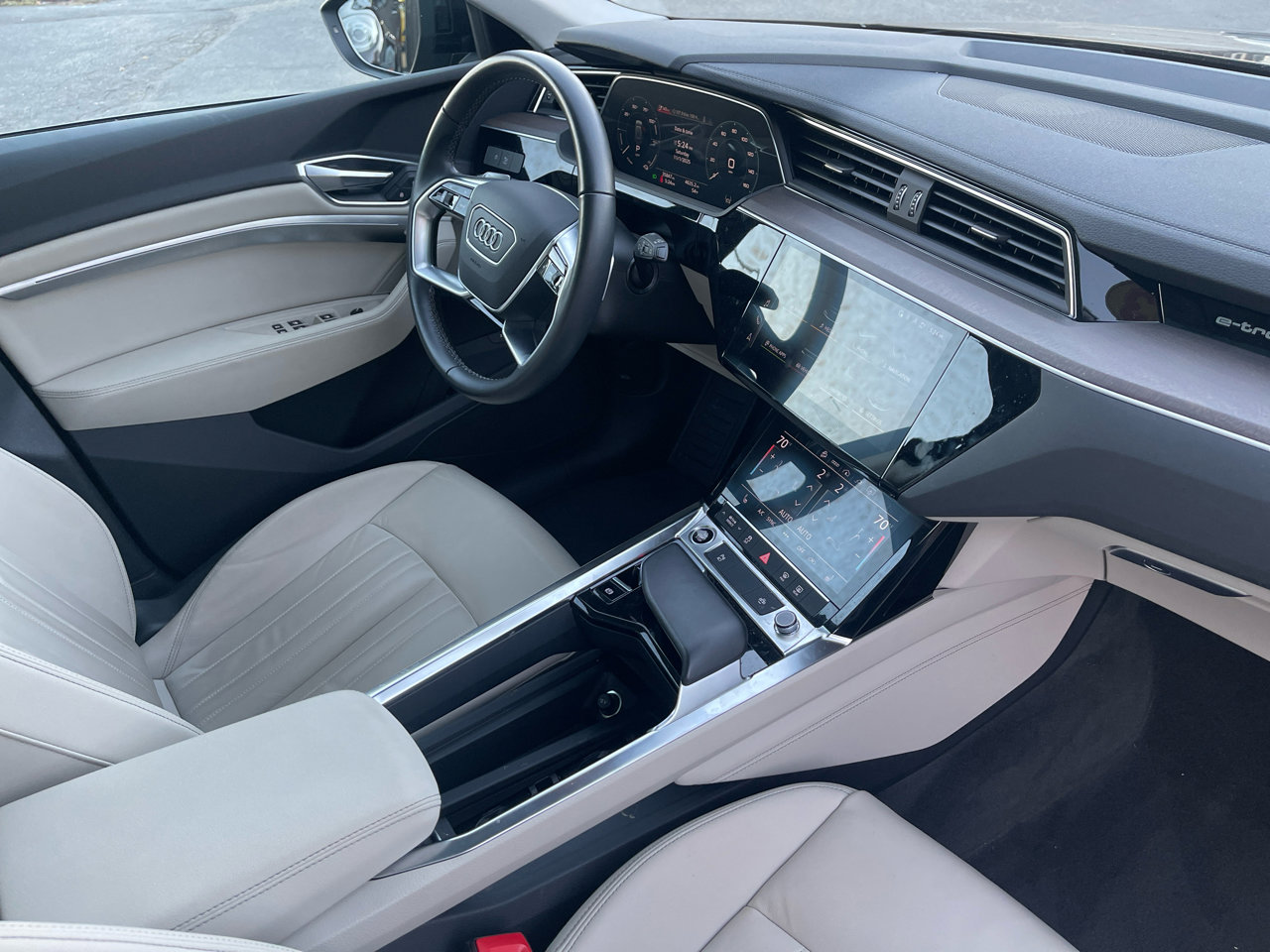 Used 2023 Audi e-tron Premium w/ Convenience Plus Package image 30